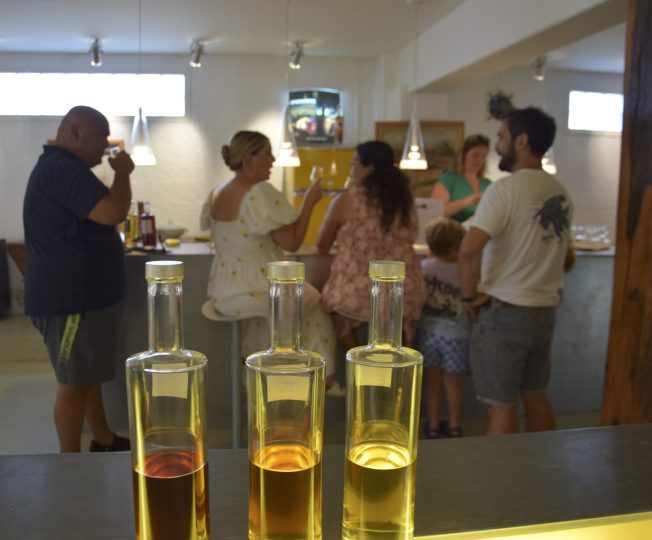 Julie Bégey ponctue toujours les visites d'une dégustation de différents produits de la propriété.