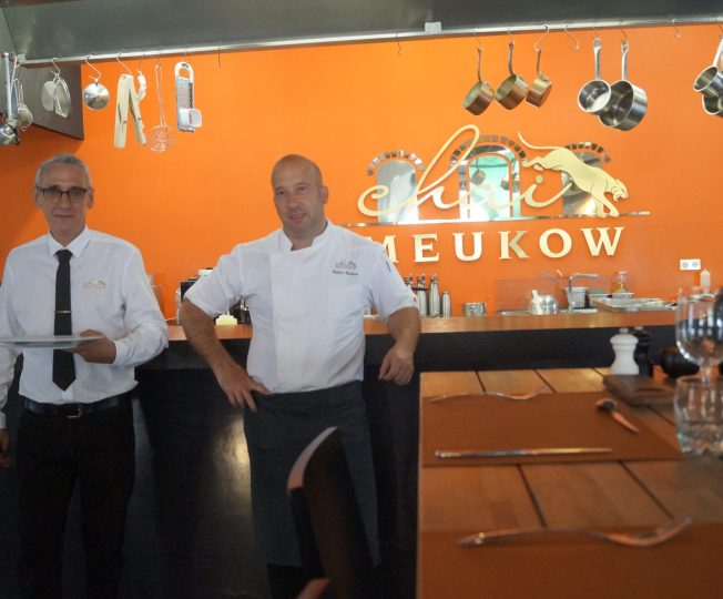Le Chai Meukow, avec le maître d'hôtel Olivier Cote-des-Combes (à gauche) et le chef Cédric Coulaut (à droite).