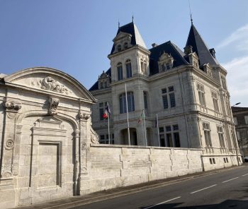 Le siège de la maison de cognac Bisquit & Dubouché au 58, de la rue Maréchal Leclerc à Cognac.