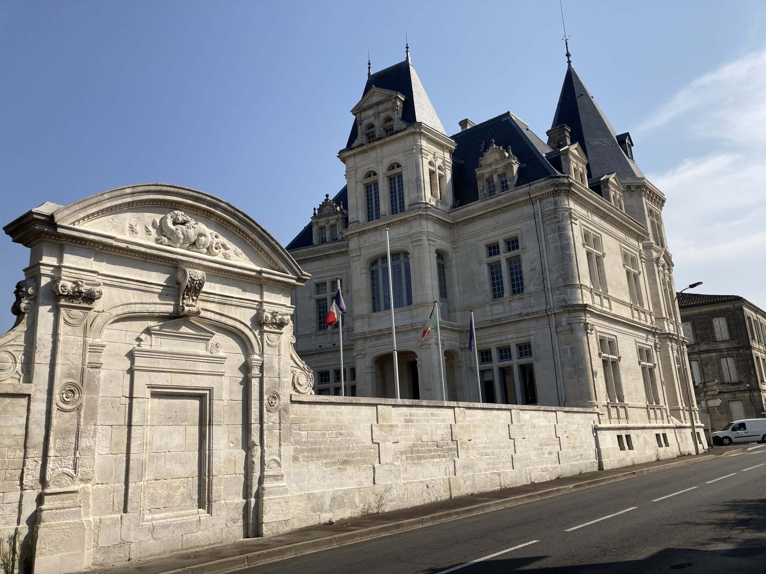 Le siège de la maison de cognac Bisquit & Dubouché au 58, de la rue Maréchal Leclerc à Cognac.